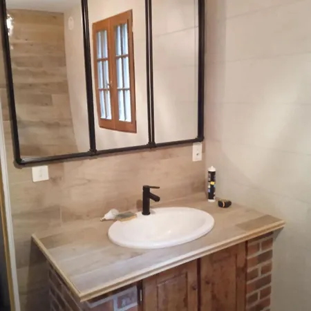 Meuble Avec Etang En Lisiere De Foret. *