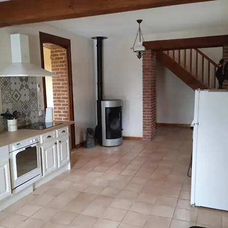 Meuble Avec Etang En Lisiere De Foret.