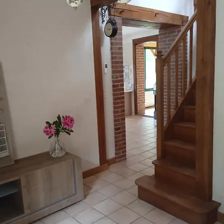 Meuble Avec Etang En Lisiere De Foret. *