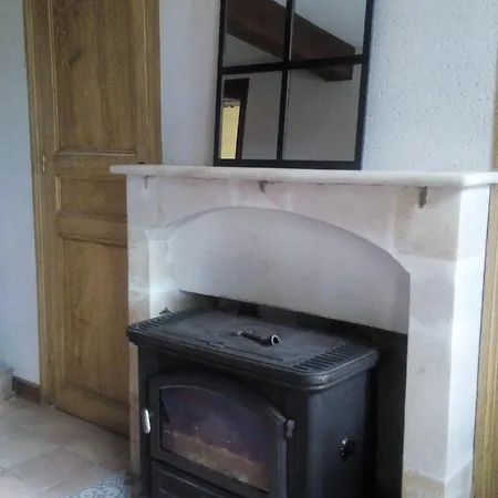 Meuble Avec Etang En Lisiere De Foret.