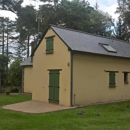 Meuble Avec Etang En Lisiere De Foret.