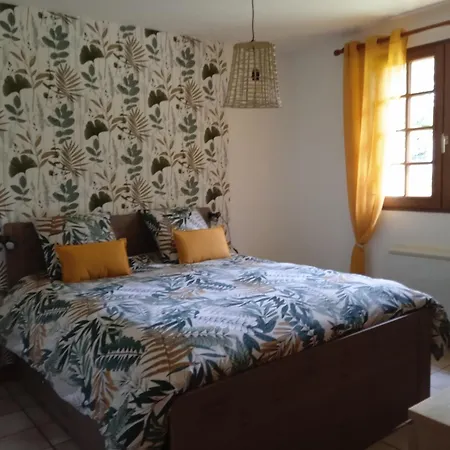 Nyaraló Meuble Avec Etang En Lisiere De Foret.