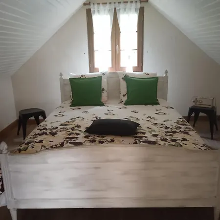 Meuble Avec Etang En Lisiere De Foret.