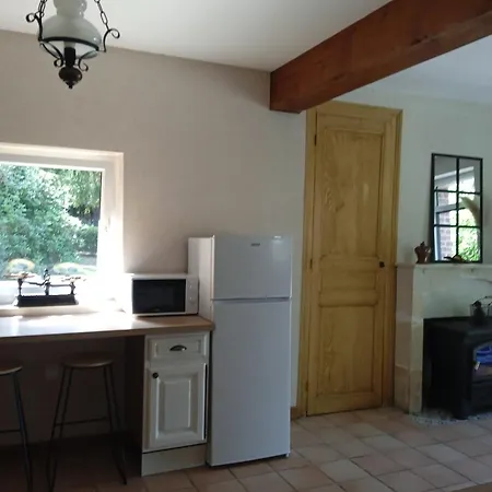 Meuble Avec Etang En Lisiere De Foret. Nyaraló