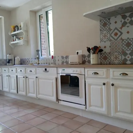 Nyaraló Meuble Avec Etang En Lisiere De Foret. *