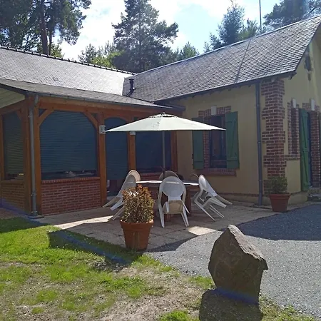 Meuble Avec Etang En Lisiere De Foret. Saint-Mars-dʼOutillé