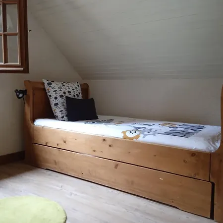 Meuble Avec Etang En Lisiere De Foret.