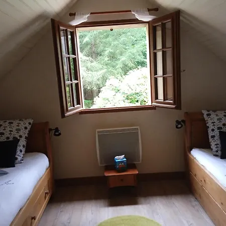 Meuble Avec Etang En Lisiere De Foret. Saint-Mars-dʼOutillé