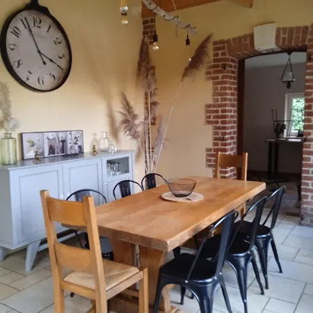 Meuble Avec Etang En Lisiere De Foret. *