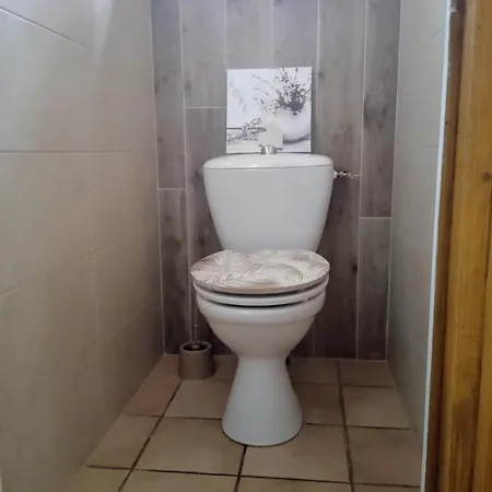 Meuble Avec Etang En Lisiere De Foret. *