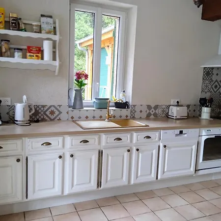 Meuble Avec Etang En Lisiere De Foret. *