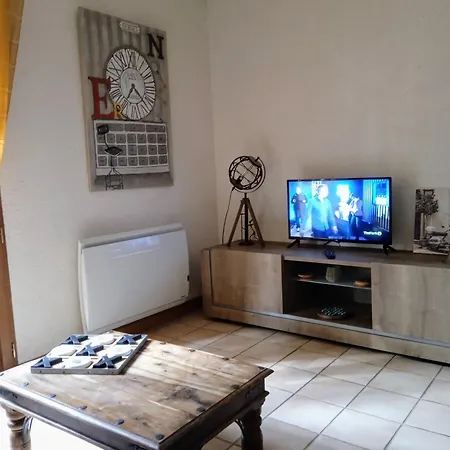 Nyaraló Meuble Avec Etang En Lisiere De Foret.