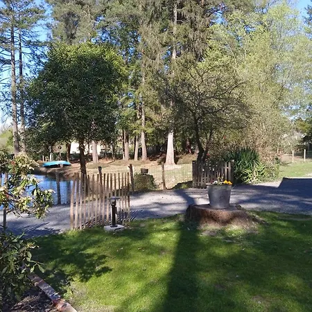 Meuble Avec Etang En Lisiere De Foret. Nyaraló