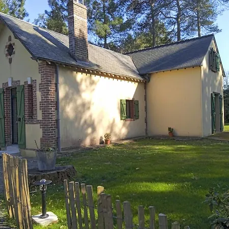 Meuble Avec Etang En Lisiere De Foret. Semesterbostad