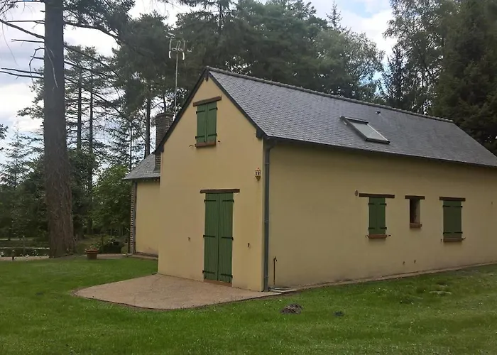 Meuble Avec Etang En Lisiere De Foret.