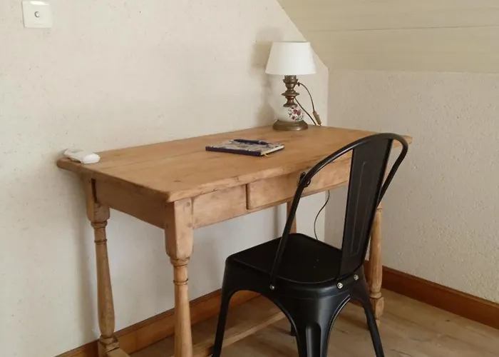 Meuble Avec Etang En Lisiere De Foret. Saint-Mars-dʼOutillé