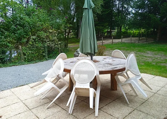 Meuble Avec Etang En Lisiere De Foret. Saint-Mars-dʼOutillé