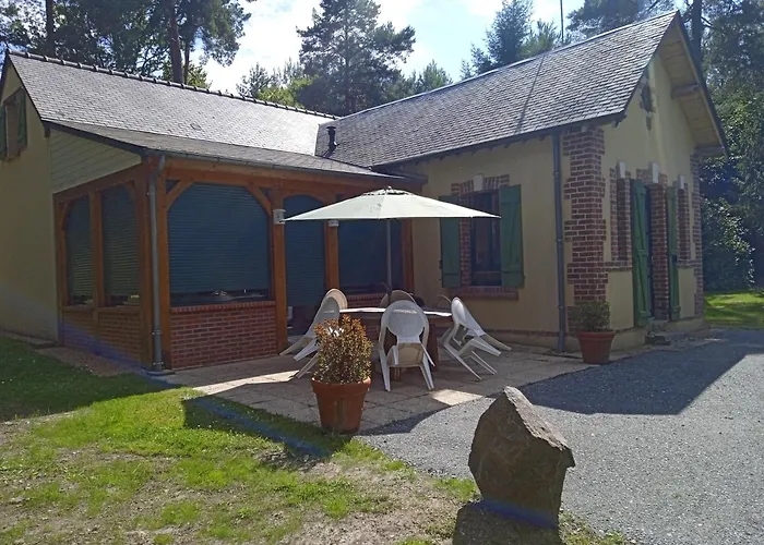 Meuble Avec Etang En Lisiere De Foret. Saint-Mars-dʼOutillé