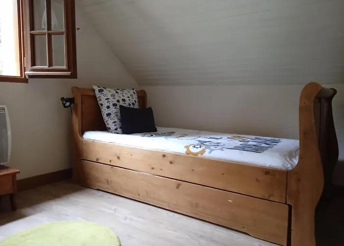 Meuble Avec Etang En Lisiere De Foret.