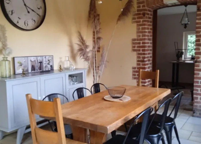 Meuble Avec Etang En Lisiere De Foret. *