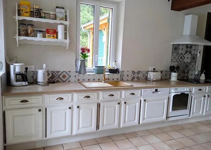 Meuble Avec Etang En Lisiere De Foret. *