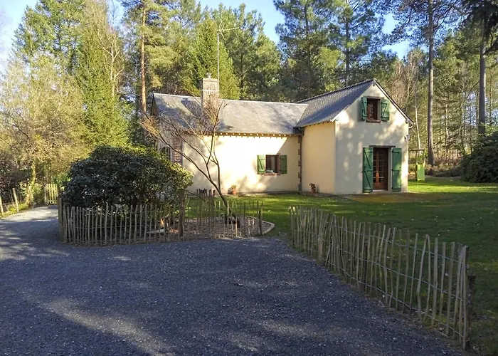 Meuble Avec Etang En Lisiere De Foret. * Saint-Mars-dʼOutillé